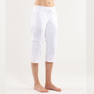 Lululemon Women’s Yoga Camp Crop, White, size 8